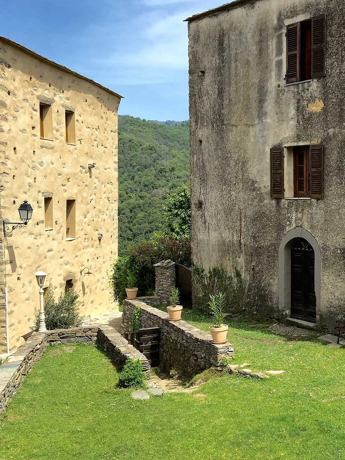 Entrée de Castellu d'Orezza : Maison d'hôtes en pierre de Castagniccia